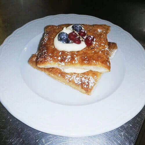 Millefoglie guarnita con crema Chantilly e frutti di bosco - Chef Salvatore Barbieri - Hotel Villa Igea | Alassio (SV)