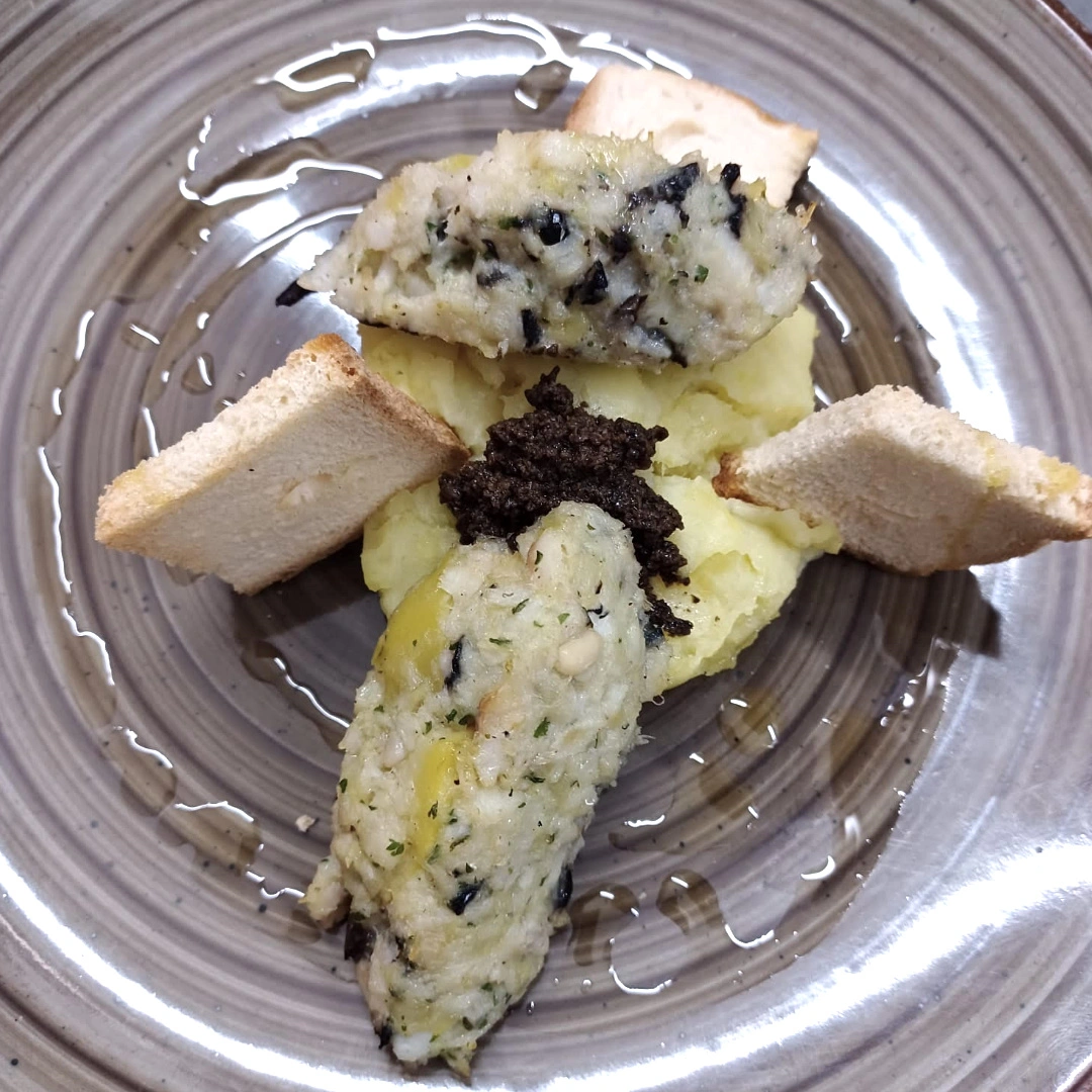 Quenelle di brandacujùn su schiacciatina di patate aromatizzate al tartufo - Chef Stefano Trezzani - Hotel Curtis Centrale | Alassio (SV)