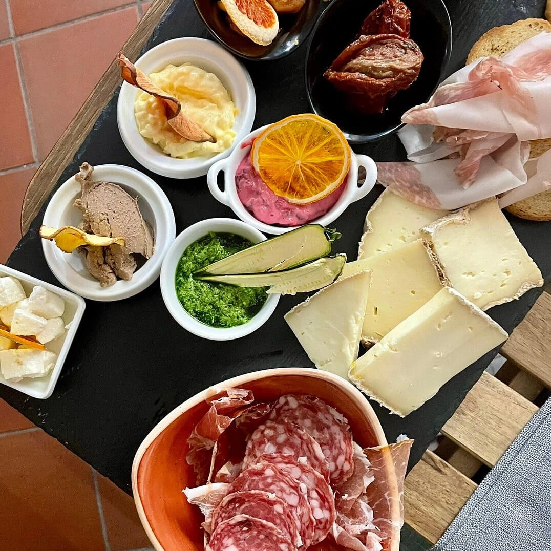 La Pioda - affettati formaggi dop sottaceti oli e mostarde fatte in casa - Chef Titty - Ristoro Filo Fieno | Orta S. Giulio (NO)